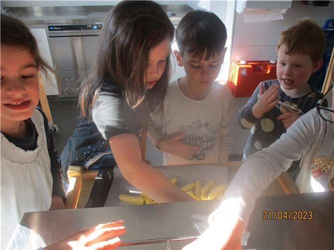 Vor dem Film wurden gemeinsam Bratwürste gegrillt und leckere Pommes zubereitet.  Foto: Kita Hummelnest