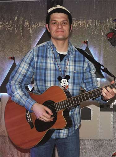 Vor dem Finale stellte Bütten-Ass Andreas Geisen sein Talent als Solo-Sänger unter Beweis.