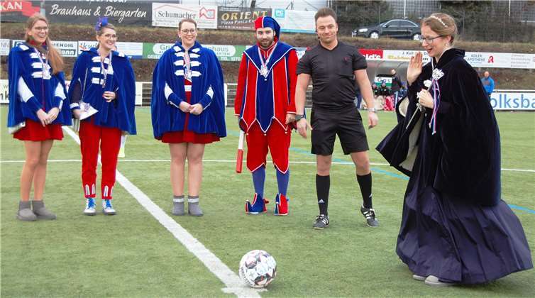 Vor dem Finale zwischen dem TSV Emmelshausen und den Sportfreunden Eisbachtal führte Prinzessin Tina I. aus der Prinzengarde, angereist aus der Karnevalshochburg Kottenheim, symbolisch den Anstoß aus.Fotos: SK