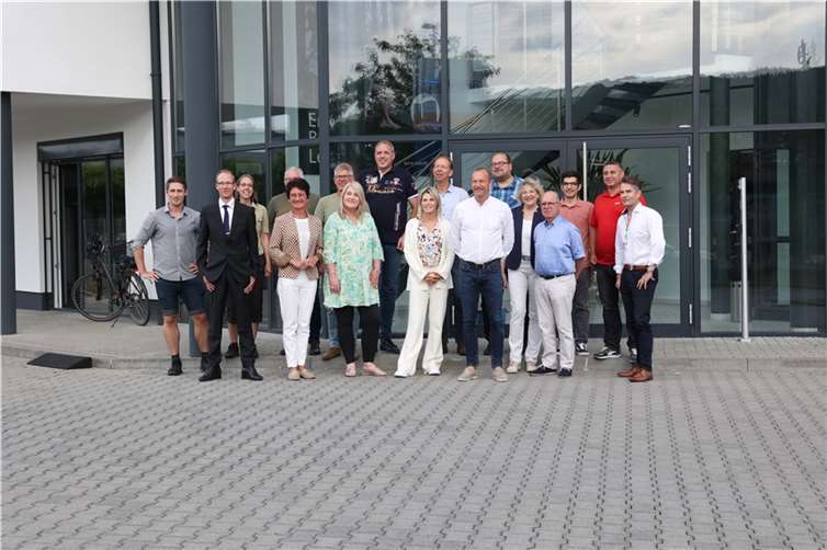 Vor dem Firmengebäude: Andreas und Silke Ziegler (Zewotherm, 7. u. 9. v.r.), CDU-MdL Petra Schneider (5. v.l.); CDU-Stadtverbandsvorsitzende Herta Lauer (7. v.l.), weitere Angehörige von Zewotherm und CDU-Stadtverband).  Foto: CDU-Stadtverband Remagen