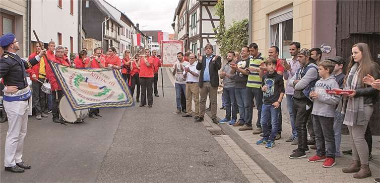 Vor dem Flüchtlingswohnheim zeigte Ex-Fähnrich Matthias Grut auch den zehn syrischen Flüchtlingen sein Können. JOST