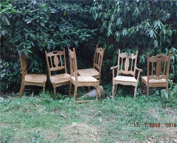 Vor dem Forsthaus in Burschhoven wurden Stühle abgestellt ...