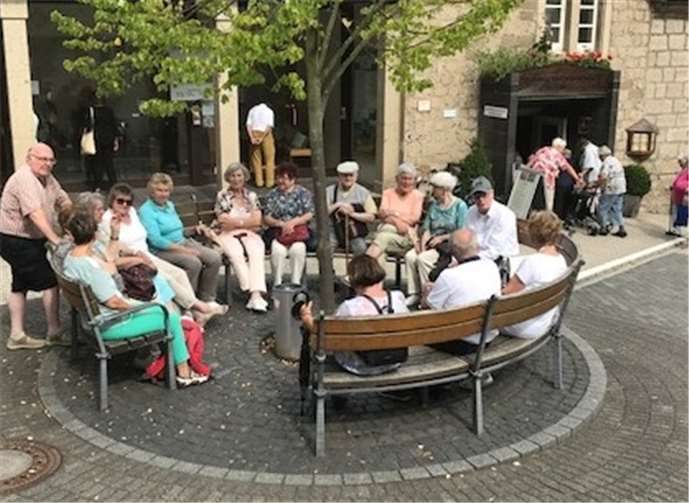 Vor dem Forum der Abtei Maria Laach war Zeit für ein Schwätzchen. Rechts neben dem Baum ist Bruder Willibald Wagenbach.
