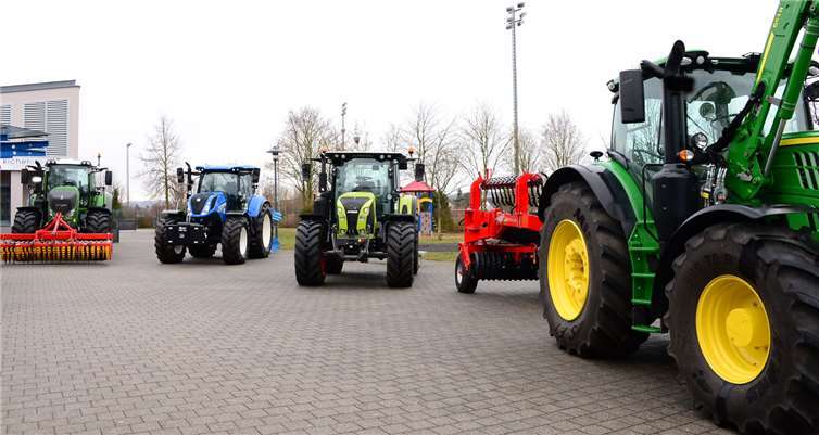 Vor dem Forum waren einige Traktoren mit Maschinen ausgestellt.