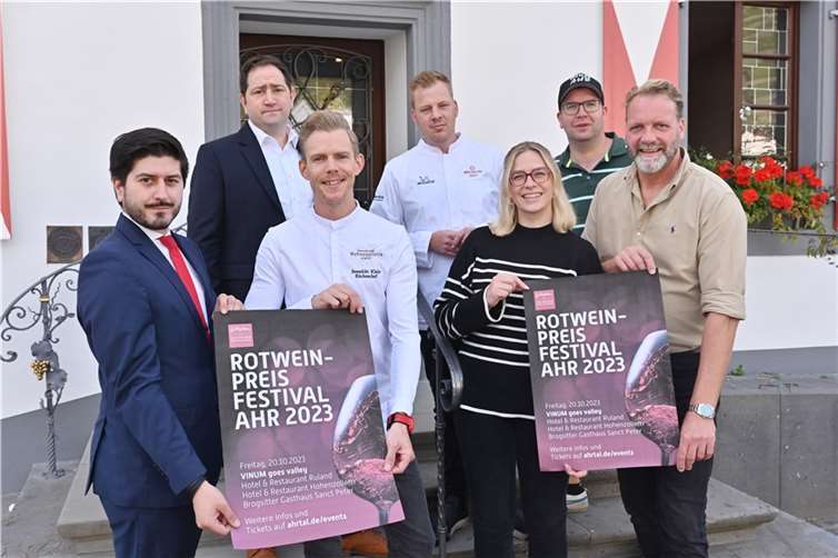 Vor dem Gasthaus Brogsitter’s Sanct Peter trafen sich die Akteure der Wine and Dine-Abende: (vorne v.l.) Daniel Masurczak und Benedikt Klein (Hotel-Restaurant Hohenzollern), Carolin Groß (Ahrwein e.V.), Andreas Carnott (Hotel-Restaurant Ruland); (hinten v.l.) Kim Sommerfeldt und Benjamin Schöneich (Brogsitter’s St. Peter), Peter Kriechel (Ahrwein e.V.).  Foto:Hans-Jürgen Vollrath