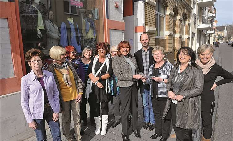 Vor dem Gebrauchtkleiderladen wurde die großzügige Spende überreicht. FIX