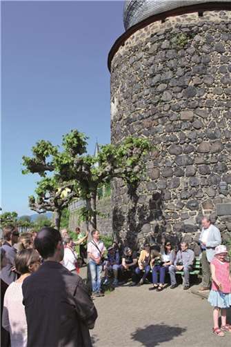 Vor dem Gefängnisturm als Ort mit hohem Symbolcharakter wurde die Ausstellung eröffnet. DL