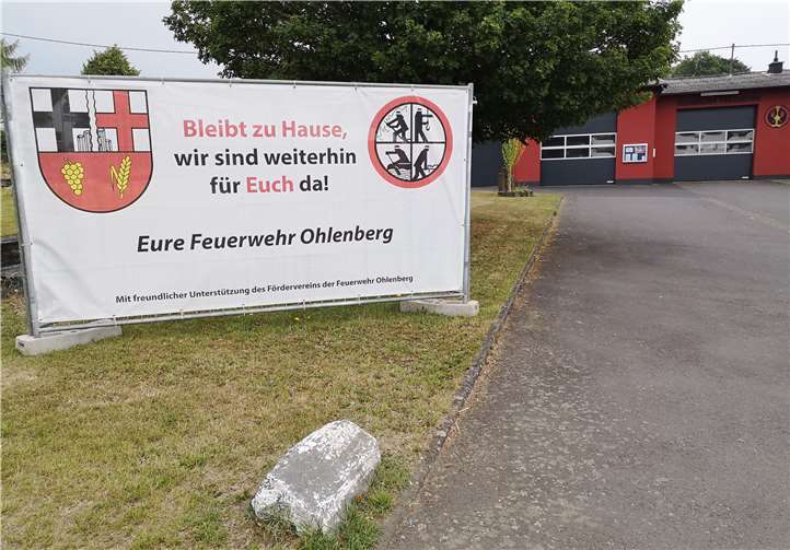 Vor dem Gerätehaus hat die Feuerwehr ein Banner aufgestellt. Foto: privat
