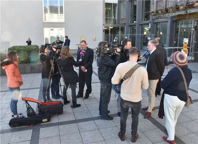 Vor dem Gerichtsgebäude gaben die Anwälte den Medien interviews.