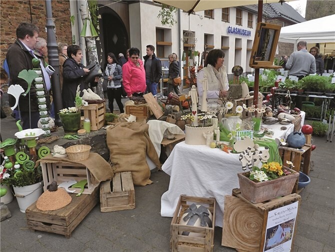 Vor dem Glasmuseum gibt es allerhand Dekoratives und Kunsthandwerkliches zu bestaunen und zu erwerben. privat