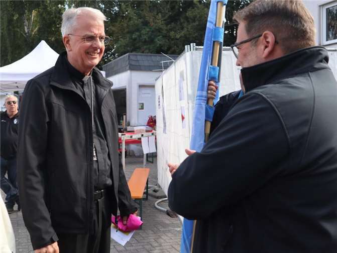 Vor dem Gottesdienst begegneten sich der Trierer Weihbischof Jörg Michael Peters (links) und der Vorsitzende der DJK-Ochtendung, Michael Röder.