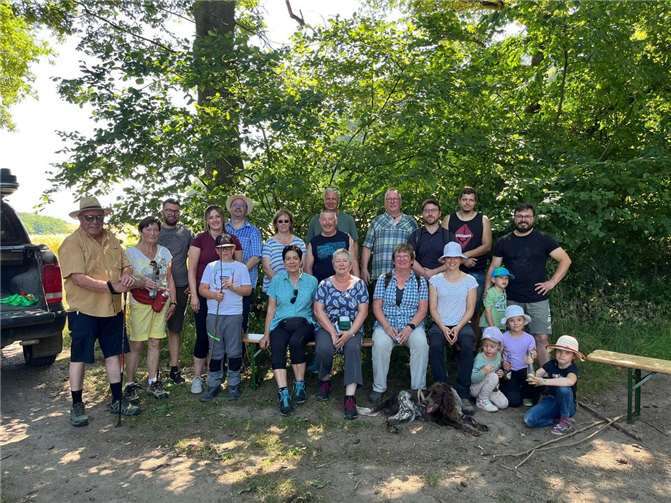 Vor dem Grillen machte sich eine kleine Wandergruppe auf und erkundete den Ruitscher Wald und das idyllische Nettetal. Auf dem Dorfplatz wurden sie mit kühlen Getränken sowie Steaks und Würstchen empfangen. Fotos: privat