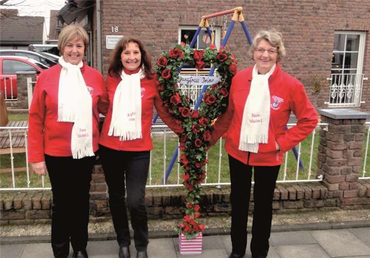 Vor dem Haus der Jungfrau wurde ein herrliches Rosengesteck angebracht.