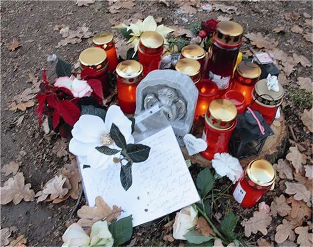 Vor dem Haus im Ruhrfeld 42 haben Trauernde einen letzten Gruß für Oma Gretel niedergelegt. Stein
