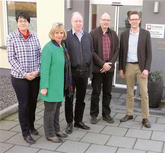 Vor dem „Haus in der Heidenstockstraße“ (v.li.): Janine Schwall, Klaudia Racke-Hackenbruch, Klaus Meurer, Martin Schmitt und Thomas Buckler. Caritas Zentrum