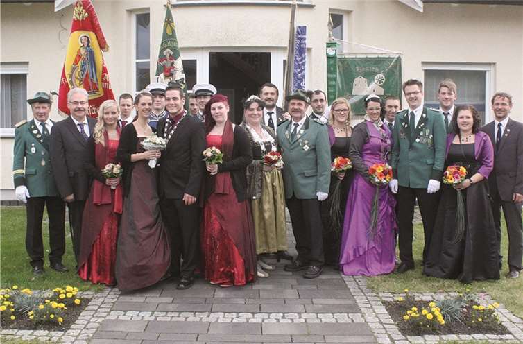Vor dem Haus von Bürgermeister Willi Knopp machte der Kathringer Festzug mit den beiden Königspaaren am Sonntagnachmittag ein letztes Mal Station, bevor Toni Hoss, Philipp Kemmerling und Markus Mollberg die stattliche Gesellschaft zum Königsball, dem Höhepunkt Kirmes von Sankt Katharinen, in den Bürgersaal führten.