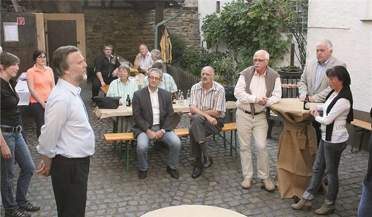 Mehr als ein „Blick in die Vergangenheit“ Vor dem Heimatmuseum trafen sich die Gäste zum Feiern.