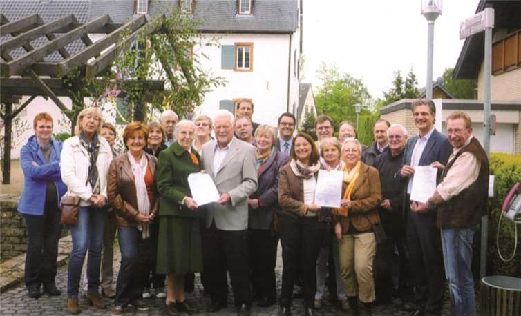 Vor dem Herrenhaus der Burg Altendorf fand die Spendenübergabe statt.privat