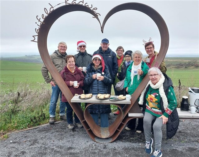 Vor dem „Herzen des Maifelds“ stärkten sich die Wanderer des Freundeskreises mit Glühwein und Schmalzbroten. Foto: privat