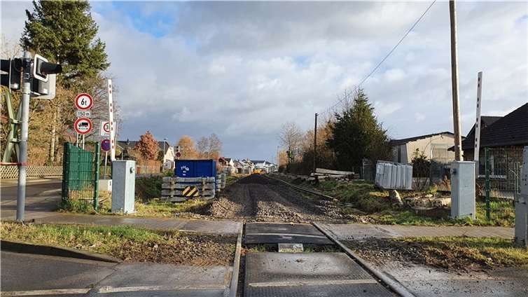 Vor dem Hintergrund der geplanten Elektrifizierung der Strecke hat der CDU Ortsverband Odendorf nachgefragt, warum mit Blick auf die zukünftig höhere Frequenz der Züge nicht direkt eine zweigleisige Bahntrasse vorgesehen wird. Foto: privat