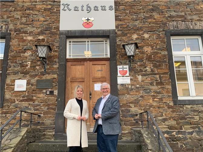 Vor dem Historischen Rathaus der Kulturstadt am Rhein empfing Stadtbürgermeister Gerhard Hausen die Landtagsaggeordnete Lana Horstmann bei ihrem Besuch in Unkel. Foto: Kulturstadt Unkel / Thomas Herschbach