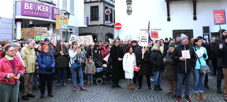 Vor dem Historischen Rathaus und in den Seitenstraßen versammelten sich die Menschen zur anschließenden Demonstration. Foto: privat