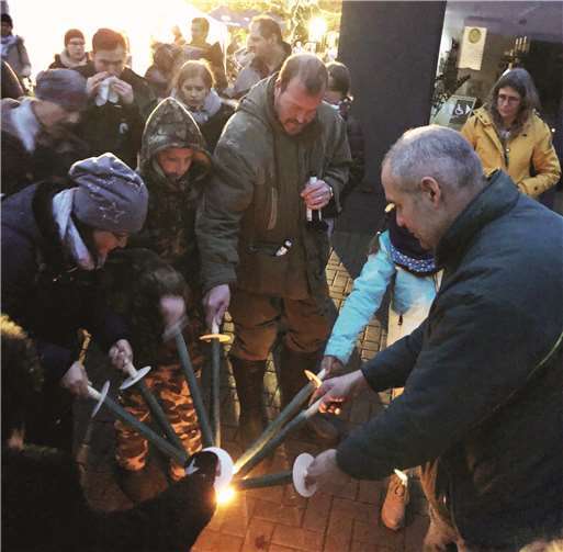 Vor dem Hofladen zündeten alle Teilnehmer ihre Fackel an.