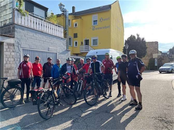 Vor dem Hotel am Römerkastell in Boppard: V.l.n.r.: Eckhard Weber, Achim Kiefer, Werner Schmitz, Otmar Michels, Friedhelm Weiand, Gerd Henkel, Horst Höwer, Werner Alef, Ottmar Morgenschweis, Klaus Ortseifen, Otmar Weiand, Jens Köhler, Matthias Kiefer.Foto: privat