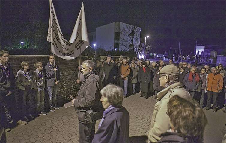 Vor dem Jüdischen Friedhof hielt der Schweigemarsch in Rheinbach einen Moment inne. -VJ-