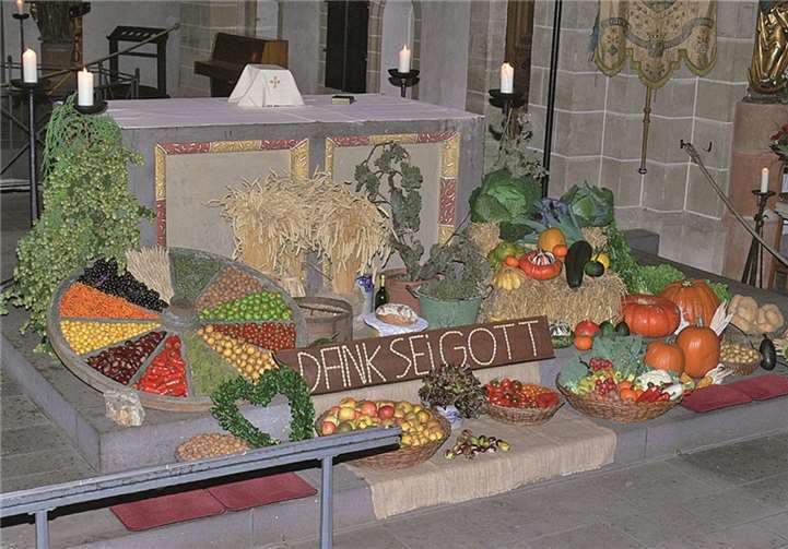 Vor dem Kirchenaltar hatten fleißige, ehrenamtliche Hände eine bunte Erntedanktafel aufgebaut, die zum Blickfang für alle Kirchgänger wurde.