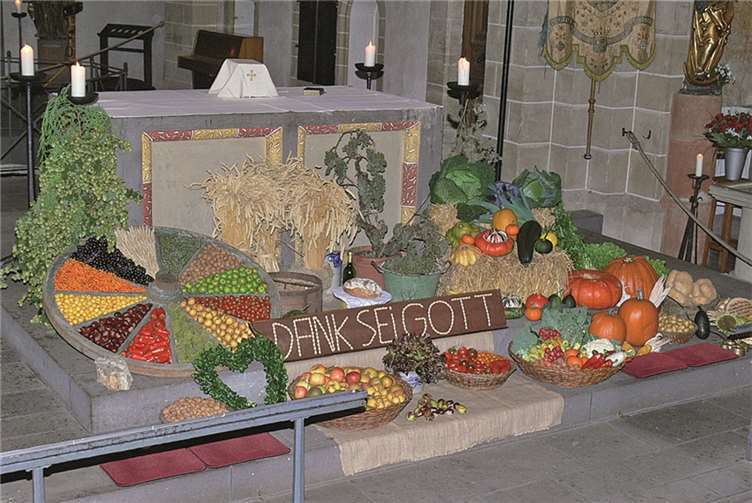 Vor dem Kirchenaltar hatten fleißige, ehrenamtliche Hände eine bunte Erntedanktafel aufgebaut, die zum Blickfang für alle Kirchgänger wurde.