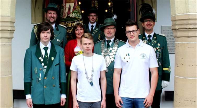 Vor dem Kirchenportal präsentierte Brudermeister Alexander Knopp (r.) die erfolgreichen Schützen des Leubsdorfer Schützenfestes. DL