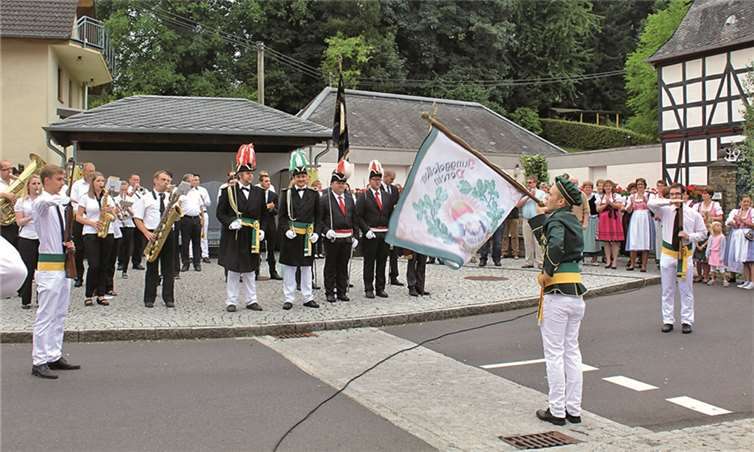Vor dem Kirmesfrühschoppen schwenkten die Fähnriche des Junggesellenvereins die Fahnen. DL