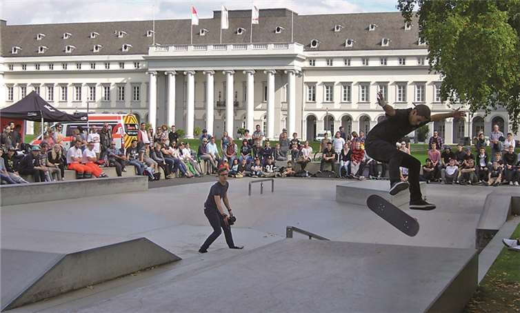 Vor dem Koblenzer Schloß zeigten die Skater ihr Können. privat