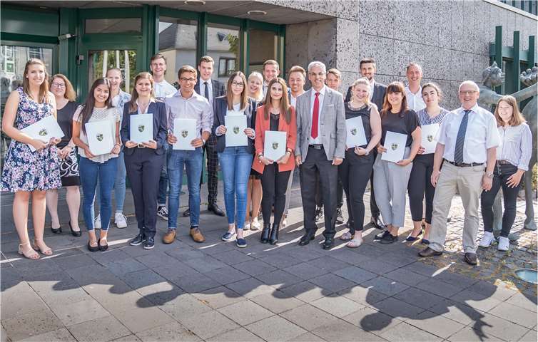 Vor dem Kreishaus kommen Absolventen und neue Auszubildende und Anwärter zusammen.Foto: Bernhard Risse