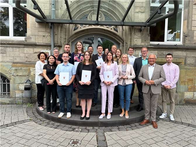 Vor dem Kreishaus platziert möchten sie sich im Kreishaus für den Landkreis Neuwied weiter einbringen: die neun frisch ernannten Mitarbeiterinnen und Mitarbeiter der Kreisverwaltung mit Landrat Achim Hallerbach und der Verwaltungsspitze.  Foto: Thomas Herschbach