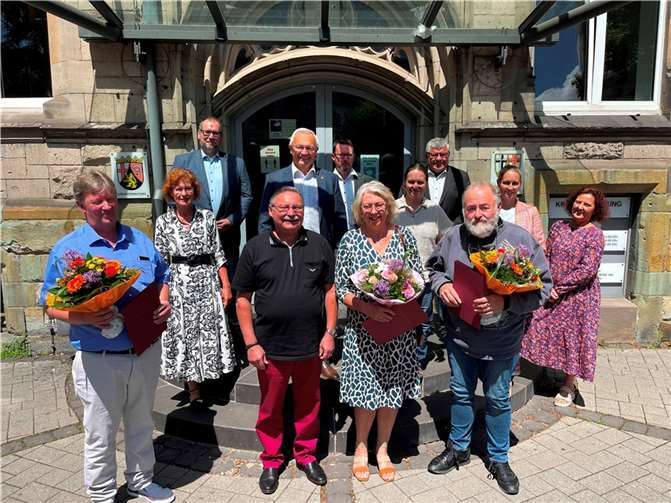 Vor dem Kreishaus wurden drei verdiente Mitarbeiter in den Ruhestand verabschiedet.  Foto: Kreisverwaltung Neuwied