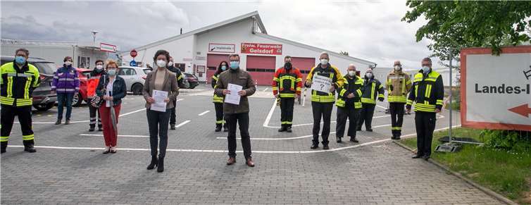 Vor dem Landes-Impfzentrum in Gelsdorf protestierten zahlreiche hochrangige Vertreter von Feuerwehr, Katastrophenschutz und Notfallseelsorge für eine schnellstmögliche Impfung der ehrenamtlichen Helfer. Michael Zimmermann, der Brand- und Katastrophenschutzinspekteur des Kreises Ahrweiler, übergab eine entsprechende Forderung an die Landtagsabgeordneten Susanne Müller (SPD), Petra Schneider (CDU) und Horst Gies (CDU). Foto: JOST