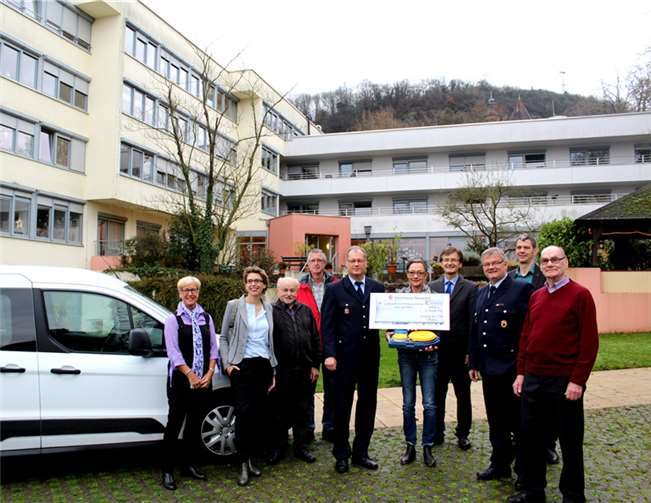 Vor dem Leetor nahmen Vertreter von „Essen auf Rädern“ den Scheck des Leubsdorfer Musikzugs entgegen. DL
