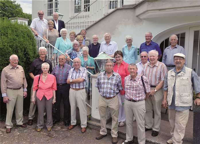 Vor dem Lenneschlösschen stellten sich die Schulfreunde dem Fotografen.Fix