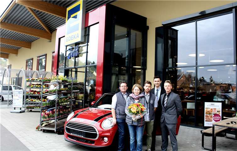 Vor dem Linzer Edeka Fett wurde das Mini Cooper Cabrio der neuen Besitzerin übergeben. DL
