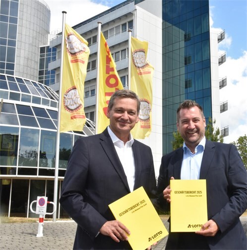 Vor dem Lotto Haus in Moselweiß zeigen Christian Baldauf links und Fedor Rose voller Stolz den Geschäftsbericht 2025. Foto: HEP