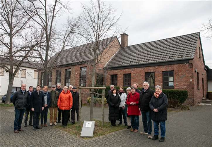 In jedem Swisttaler Ortsteil erinnern Bäume mit Gedenktafeln an die Flutkatastrophe Vor dem Ludendorfer Dorfhaus soll künftig die von Rotary gestiftete Gedenkplakette stehen, die an die Flutkatastrophe vom 14. Juli 2021 erinnern soll.