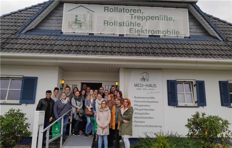 Vor dem Medi-Haus stellten sich die 22 SchülerInnen zu einem Gruppenbild auf.Foto: privat