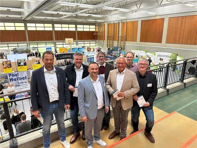 Vor dem Messerundgang mit einem Besuch der einzelnen Stände konnte sich Landrat Achim Hallerbach mit den Schulleitungen und dem Dierdorfer Verbandsbürgermeister Manuel Seiler von oben einen Überblick über einen Teil des „Messegeländes“ verschaffen.  Foto: Thomas Herschbach