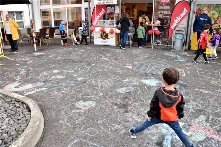 Vor dem Nahkaufeingang hatten Kinder gemalt, wie sie sich ihre Zukunft vorstellen. Fotos: HEP