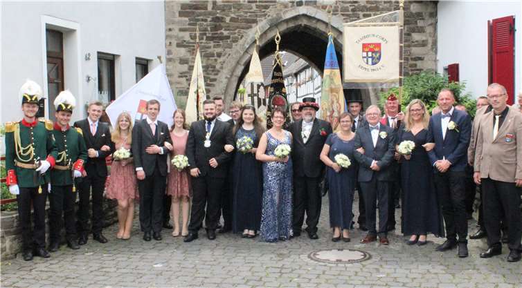 Vor dem Neutor legten die beiden Königspaarebeim Festzug des Bürgervereins einen Zwischenstopp ein. Fotos: DL