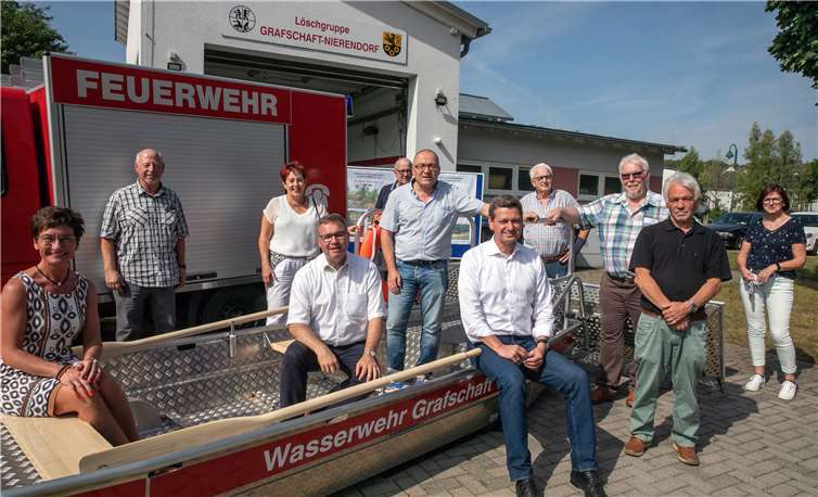 Vor dem Nierendorfer Feuerwehrgerätehaus zierte Christian Baldauf, der CDU-Spitzenkandidat wildert etwa 2021, auch das Hochwasserschutzboot der Grafschafter Feuerwehr.
