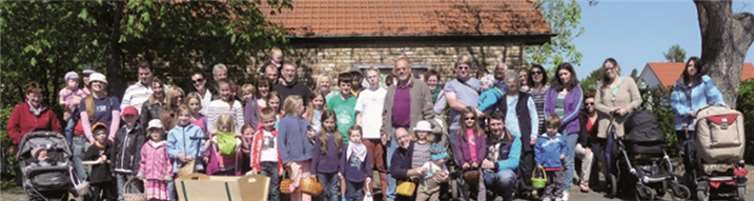 Vor dem Ostereiersuchen stellten sich alle zum Gruppenfoto zusammen.privat