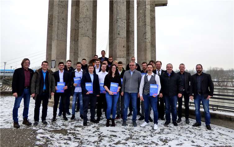 Vor dem Pegelturm, dem Symbol der Deichstadt, versammelten sich nach Überreichung der Gesellenbriefe Mitglieder des Prüfungsausschusses, die frisch gekürten Gesellen und Obermeister Axel Melzer mit dem Prüfungsbesten Alexander Knieps und der einzigen weiblichen Absolventin Denise Nickel (vorne).Foto:Hans Hartenfels